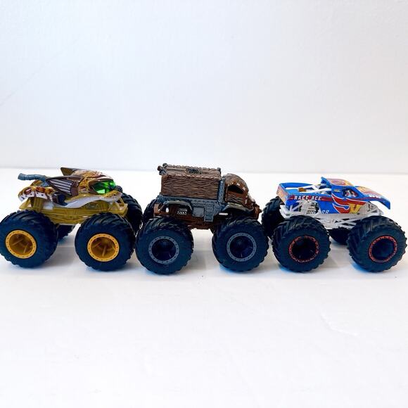 ❌SOLD❌ Hot Wheels Monster Trucks Race Ace #68 Scratch Attack, Star War Chewbacca - Picture 8 of 9